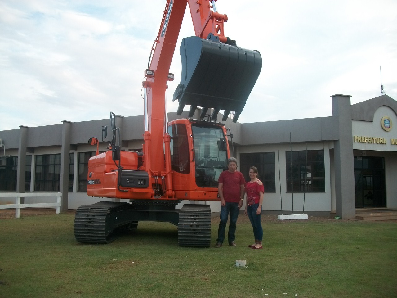 Escavadeira Hidráulica é adquirida com auxilio de emenda solicitada por vereadora