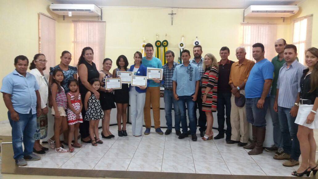 MOÇÃO E HOMENAGEM: Alunos e direção da Escola de Ensino Médio Menino Jesus são homenageados