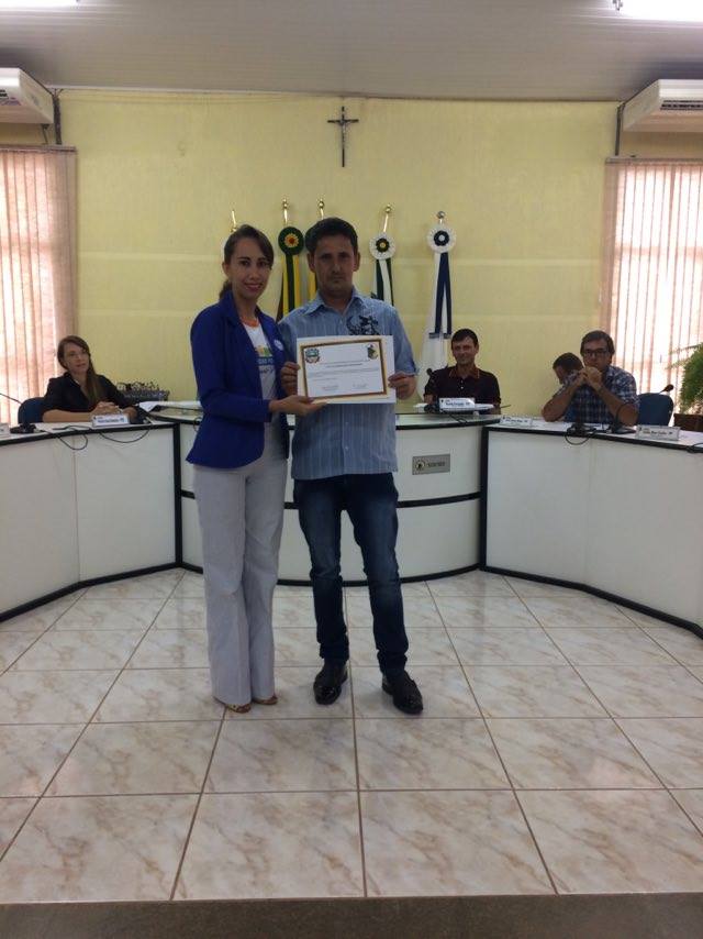 MOÇÃO E HOMENAGEM: Alunos e direção da Escola de Ensino Médio Menino Jesus são homenageados