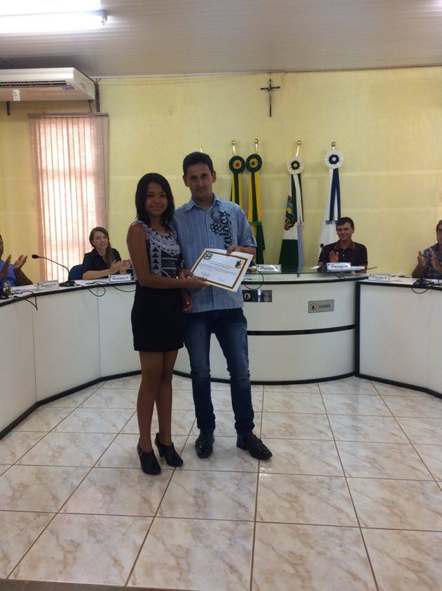 MOÇÃO E HOMENAGEM: Alunos e direção da Escola de Ensino Médio Menino Jesus são homenageados