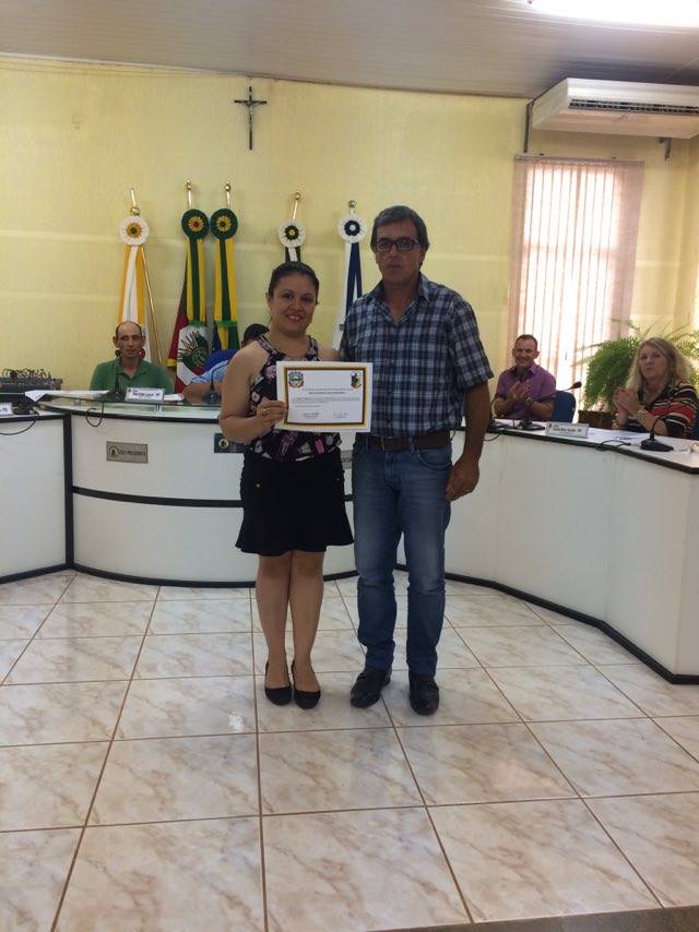 MOÇÃO E HOMENAGEM: Alunos e direção da Escola de Ensino Médio Menino Jesus são homenageados