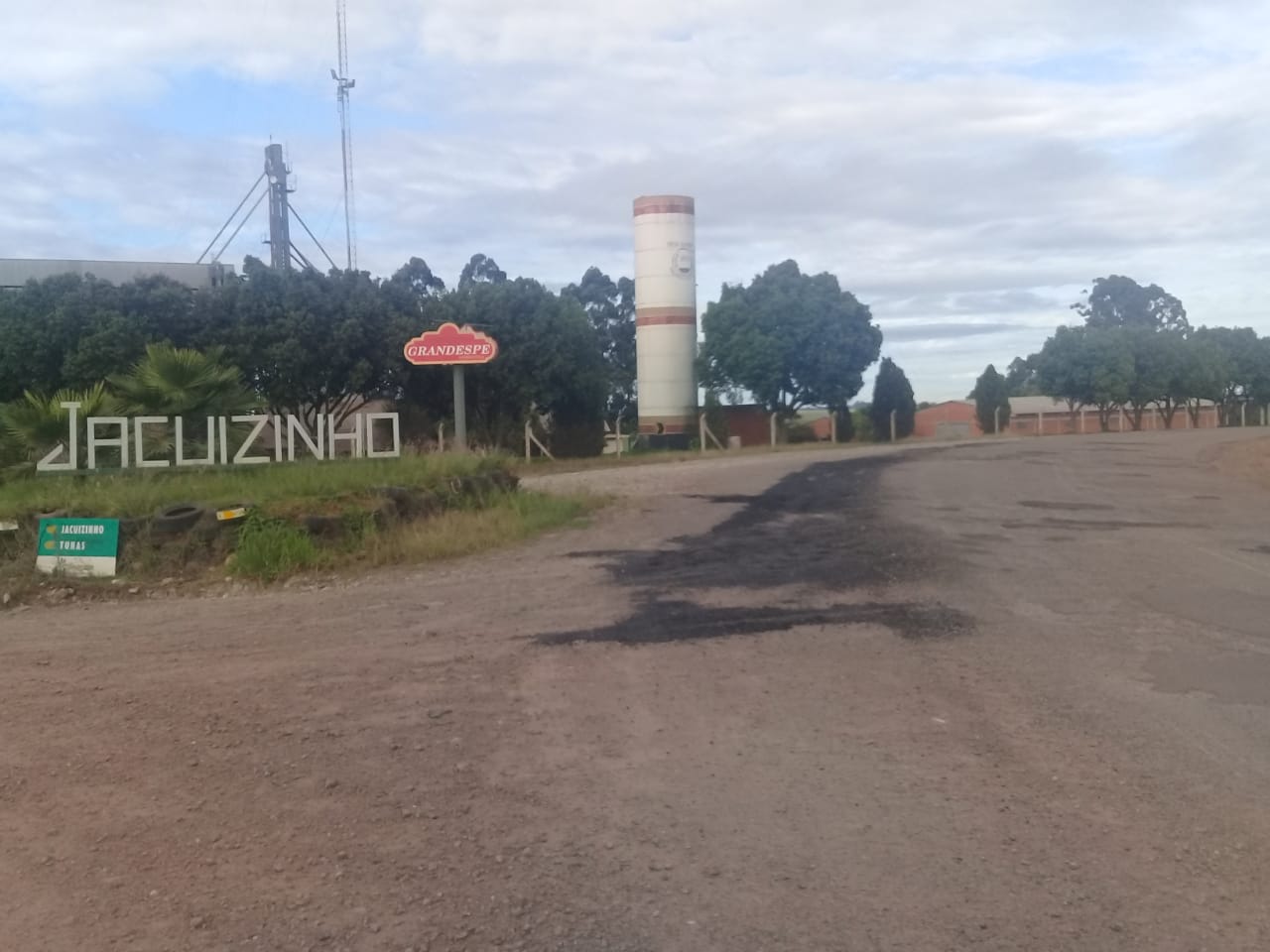 RODOVIAS: Concluido tapa-buracos na VRS-817 e criada Comissão Pró Asfalto Jacuizinho/Tunas