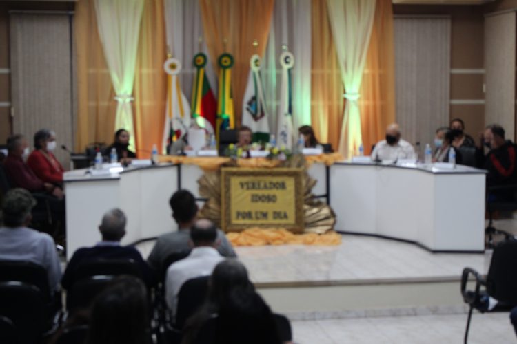 VEREADOR IDOSO: Câmara realiza Sessão de Posse do Projeto Vereador Idoso por Um Dia