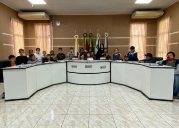 VISITA: Alunos da Escola Roberto Textor realizam vista ao Legislativo.