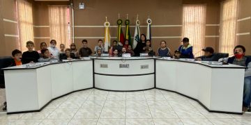VISITA: Alunos da Escola Roberto Textor realizam vista ao Legislativo.