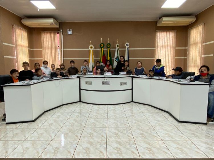 VISITA: Alunos da Escola Roberto Textor realizam vista ao Legislativo.