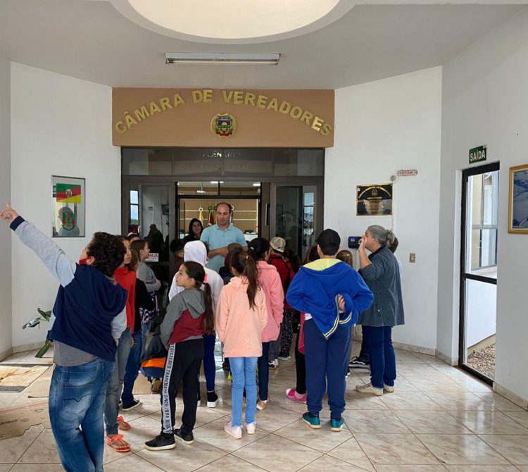 VISITA: Alunos da Escola Roberto Textor realizam vista ao Legislativo.