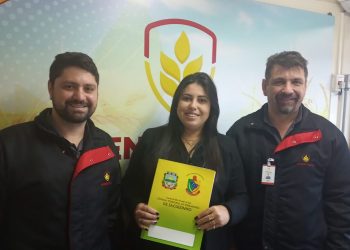 GERAÇÃO DE EMPREGO E RENDA: Presidente do legislativo entrega currículos de empregos à Vence Tudo.