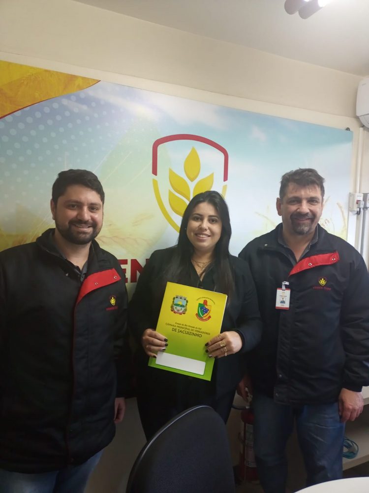 GERAÇÃO DE EMPREGO E RENDA: Presidente do legislativo entrega currículos de empregos à Vence Tudo.