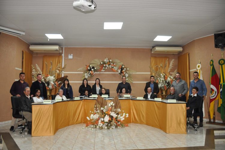 VEREADOR IDOSO POR UM DIA: Sessão simulada é realizada e vereadores são empossados.