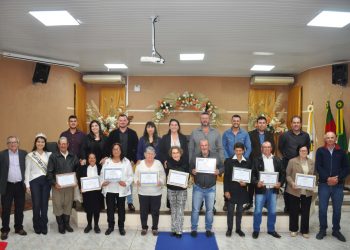 VEREADOR IDOSO POR UM DIA: Sessão simulada é realizada e vereadores são empossados.
