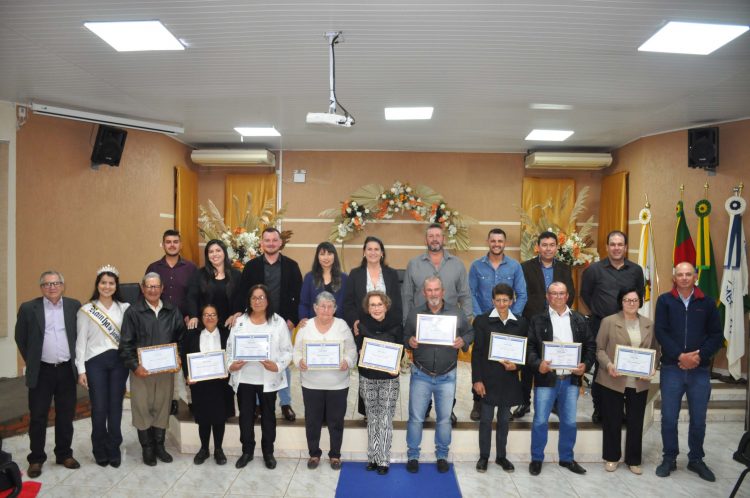 VEREADOR IDOSO POR UM DIA: Sessão simulada é realizada e vereadores são empossados.