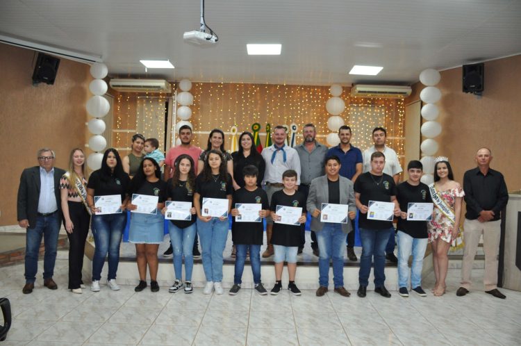 SESSÃO SIMULADA: Vereadores realizam sessão do Projeto Câmara Estudantil Municipal.