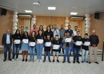 SESSÃO SIMULADA: Vereadores realizam sessão do Projeto Câmara Estudantil Municipal.