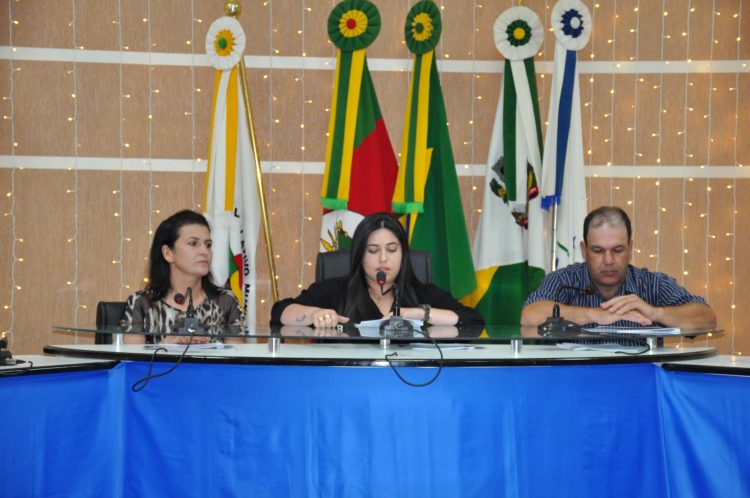 SESSÃO SIMULADA: Vereadores realizam sessão do Projeto Câmara Estudantil Municipal.