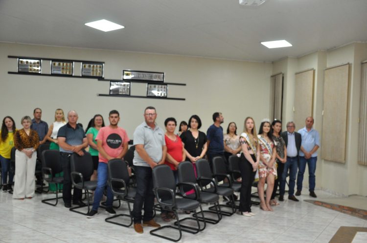 SESSÃO SIMULADA: Vereadores realizam sessão do Projeto Câmara Estudantil Municipal.