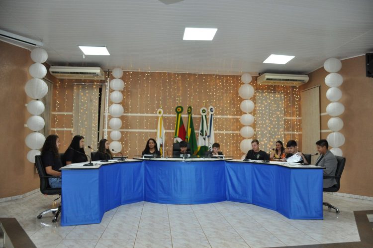 SESSÃO SIMULADA: Vereadores realizam sessão do Projeto Câmara Estudantil Municipal.