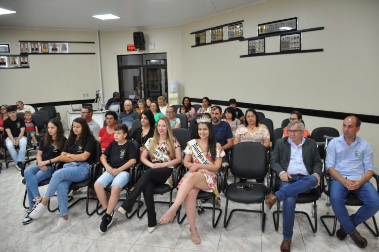 SESSÃO SIMULADA: Vereadores realizam sessão do Projeto Câmara Estudantil Municipal.