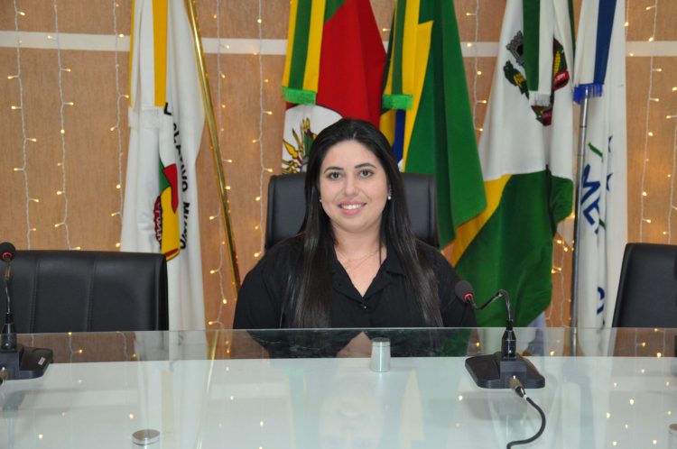 SESSÃO SIMULADA: Vereadores realizam sessão do Projeto Câmara Estudantil Municipal.