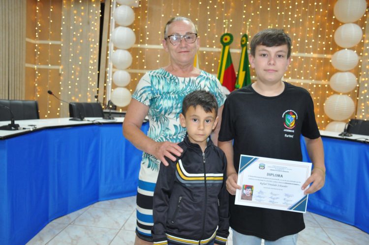 SESSÃO SIMULADA: Vereadores realizam sessão do Projeto Câmara Estudantil Municipal.