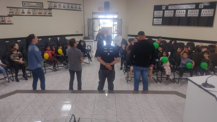 VISITA: Alunos da Escola EMEI Vovó Noely visitam a Câmara de Vereadores