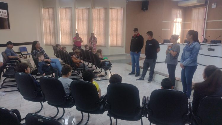VISITA: Alunos da Escola EMEI Vovó Noely visitam a Câmara de Vereadores