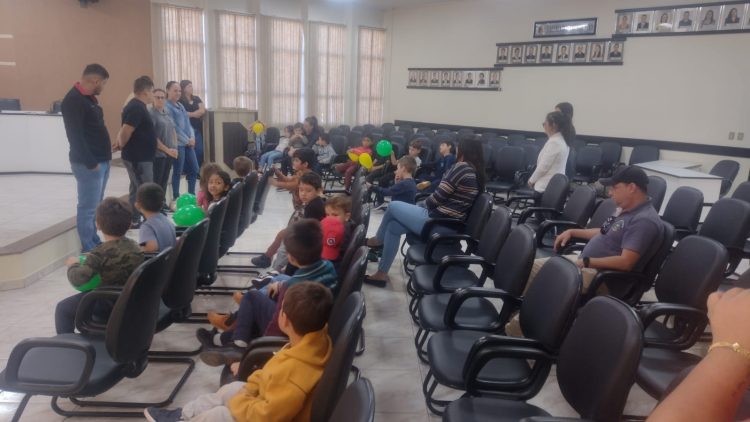 VISITA: Alunos da Escola EMEI Vovó Noely visitam a Câmara de Vereadores