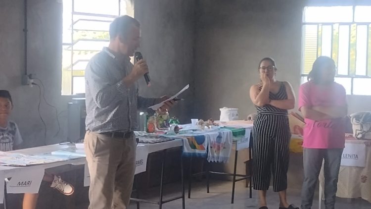 QUALIFICAÇÃO: Por iniciativa da presidente do legislativo, Verª Marisane, artesãos são beneficiados com feira, palestra e Carteira de Identificação.