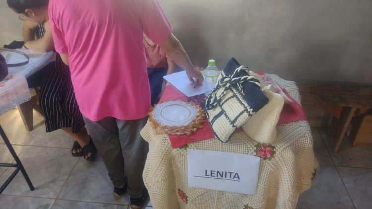 QUALIFICAÇÃO: Por iniciativa da presidente do legislativo, Verª Marisane, artesãos são beneficiados com feira, palestra e Carteira de Identificação.