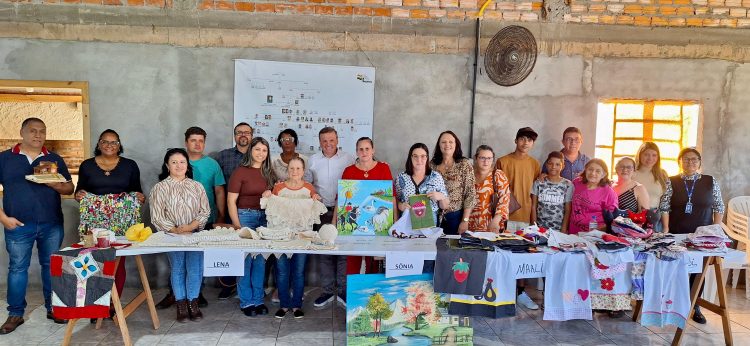QUALIFICAÇÃO: Por iniciativa da presidente do legislativo, Verª Marisane, artesãos são beneficiados com feira, palestra e Carteira de Identificação.