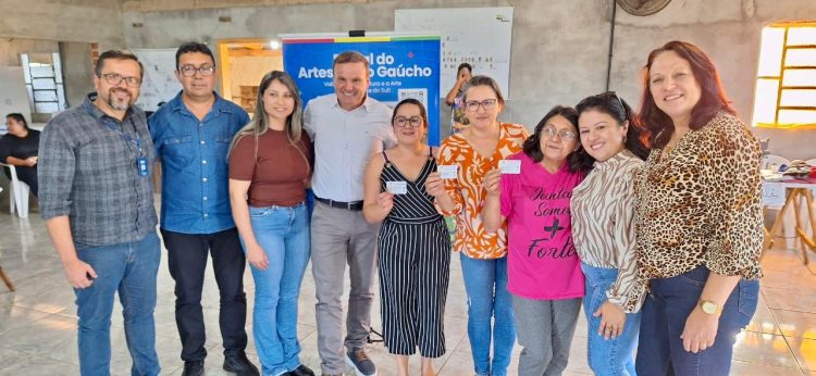 QUALIFICAÇÃO: Por iniciativa da presidente do legislativo, Verª Marisane, artesãos são beneficiados com feira, palestra e Carteira de Identificação.