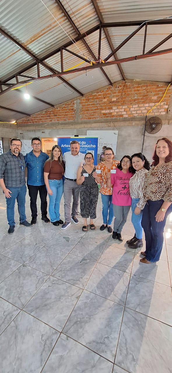 QUALIFICAÇÃO: Por iniciativa da presidente do legislativo, Verª Marisane, artesãos são beneficiados com feira, palestra e Carteira de Identificação.
