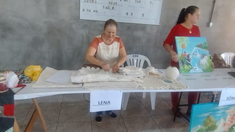 QUALIFICAÇÃO: Por iniciativa da presidente do legislativo, Verª Marisane, artesãos são beneficiados com feira, palestra e Carteira de Identificação.