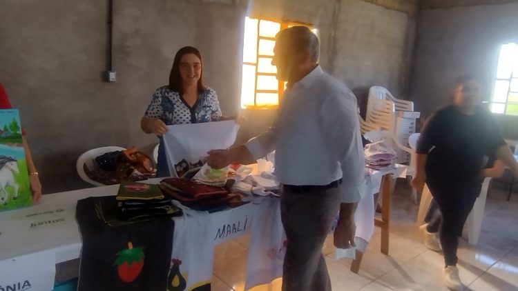 QUALIFICAÇÃO: Por iniciativa da presidente do legislativo, Verª Marisane, artesãos são beneficiados com feira, palestra e Carteira de Identificação.