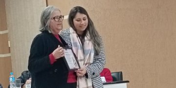 MOÇÃO DE APLAUSO: Legislativo homenageia professora Clair Beatriz Schneider Pinto.