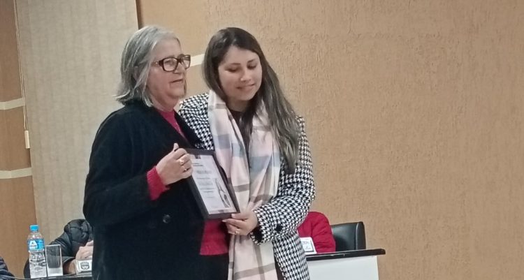 MOÇÃO DE APLAUSO: Legislativo homenageia professora Clair Beatriz Schneider Pinto.