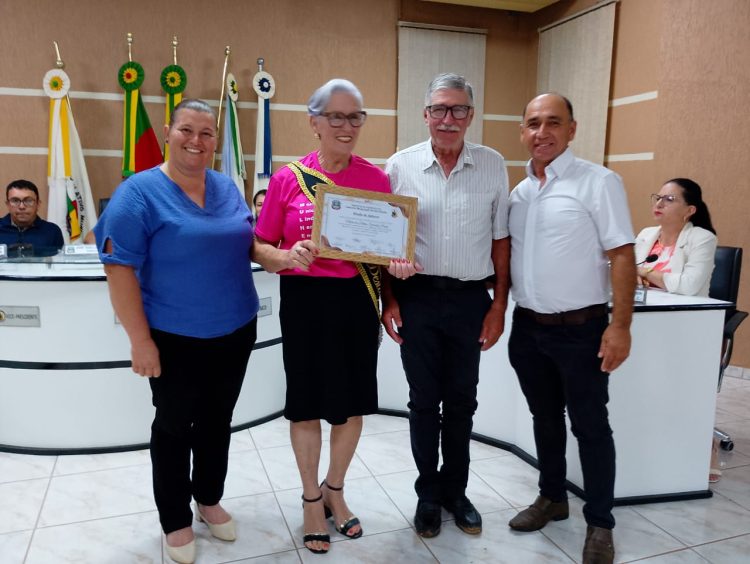 MOÇÃO DE APLAUSOS: Legislativo homenagea as trabalhadoras rurais Rosimere Guerreiro Bugs e Fátima Sisnandes Pereira