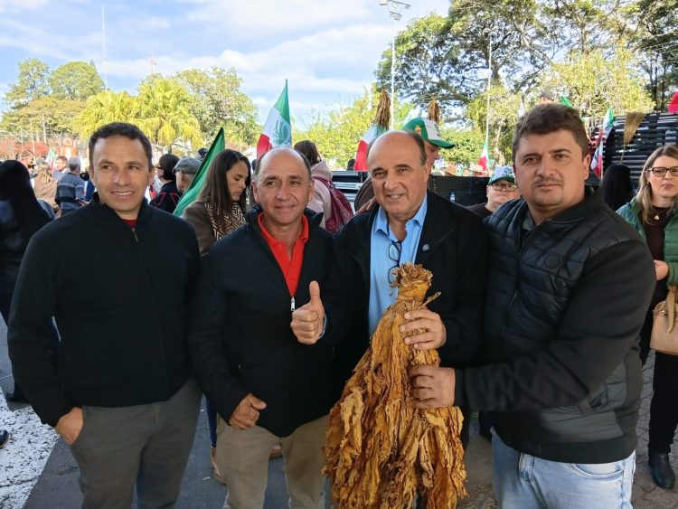 DEFESA DOS PRODUTORES E RENDA: Vereador participa de evento em Santa Cruz do Sul.